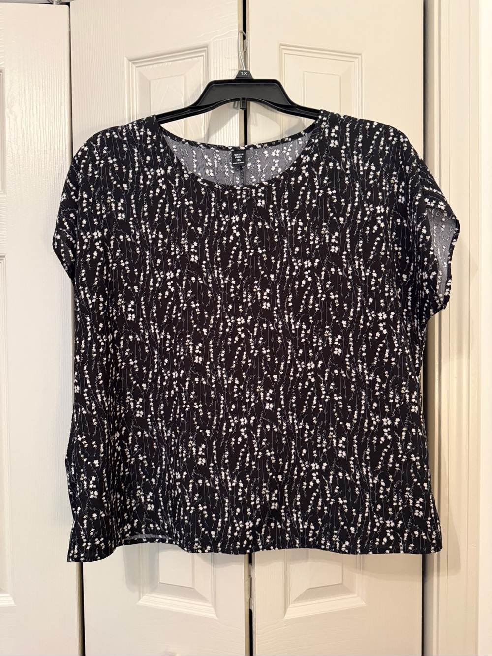 SHEIN Curve - Short Sleeve Black Floral Print Blouse